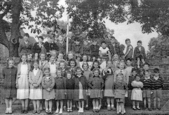 LARGER GROUP OF CHILDREN ON GREAT WAKERING CHURCH CORNER AT THE CORONATION EVENT IN 1953